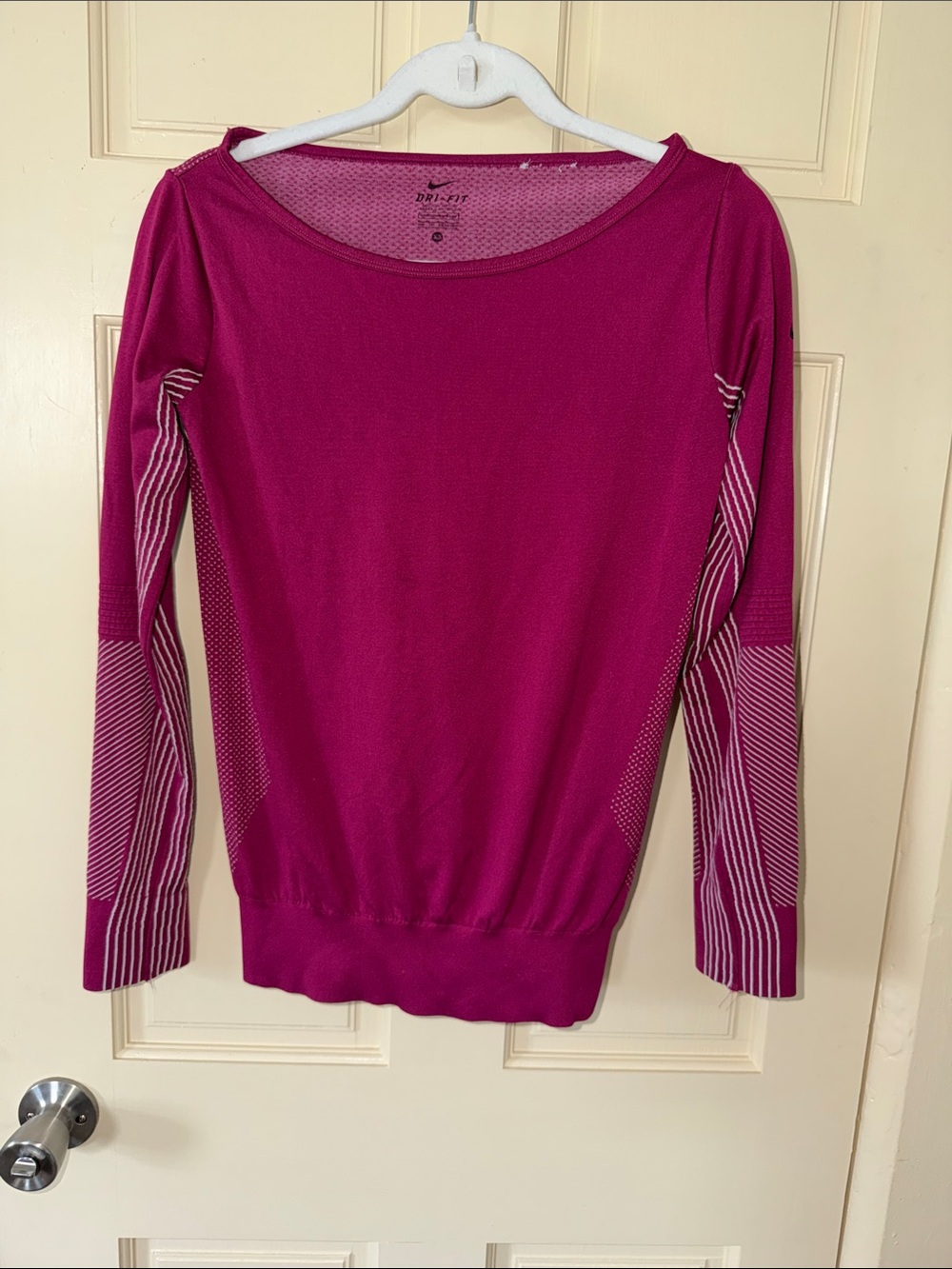 Nike Dri-FIT Women’s Lightweight Knit Pullover Sweater Pink XS”